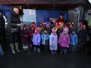 Vystoupení  dětí při rozsvícení stromu na Vlkavě, jarmark